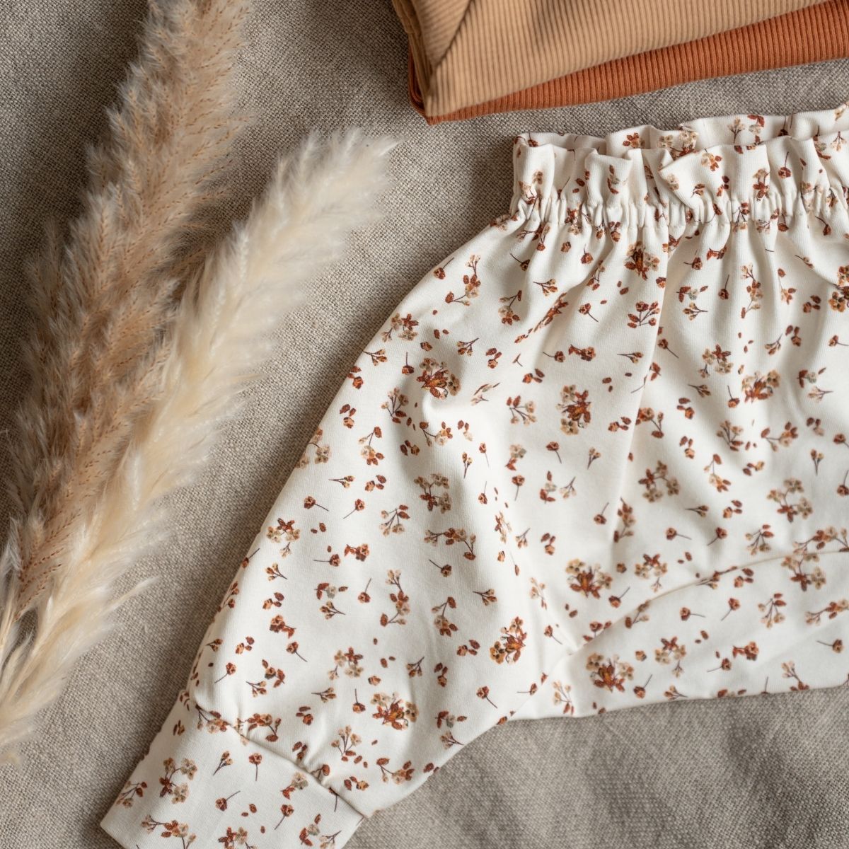 baggy broekje om over de spreidbroek heen te dragen met schattige roezels in de taille