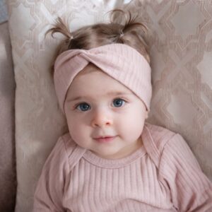 haarband voor kleine kindjes met een decoratief knoopeffect in de kleur zacht roze