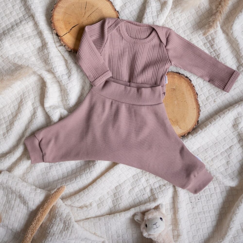 kleding speciaal voor kindjes met heupdysplasie die een pavlik bandage dragen