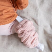 beenwarmers voor baby's met een pavlik bandage